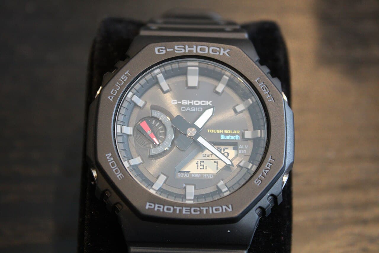 Casio G-Shock GA-B2100 de frente, con la caja octogonal y la esfera analógico-digital